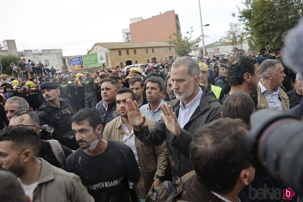 El Rey Felipe VI pide calma en Paiporta en su visita a las zonas afectadas por la DANA en Valencia