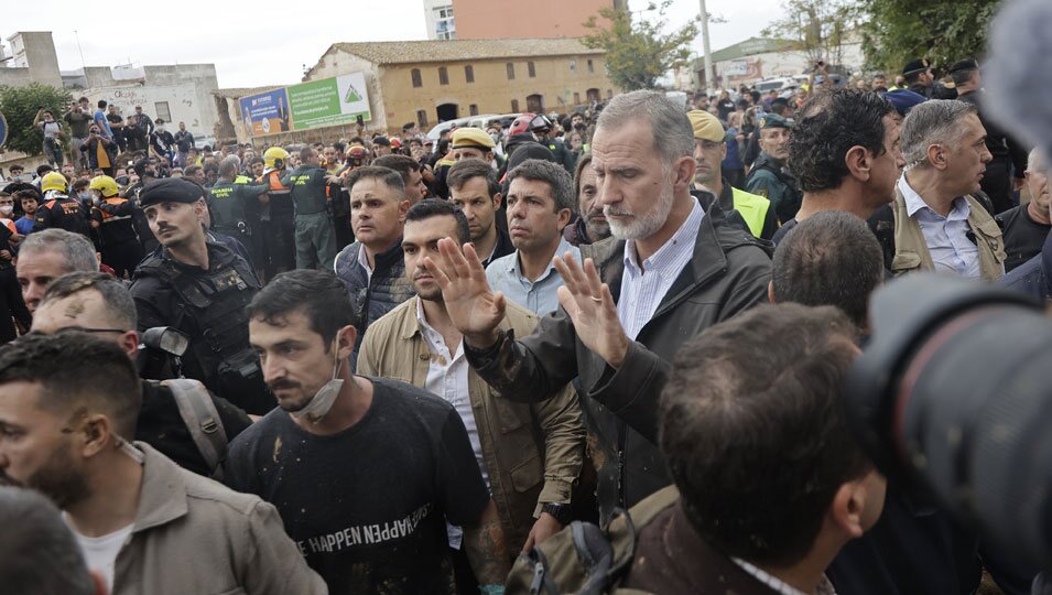 El Rey Felipe VI pide calma en Paiporta en su visita a las zonas afectadas por la DANA en Valencia