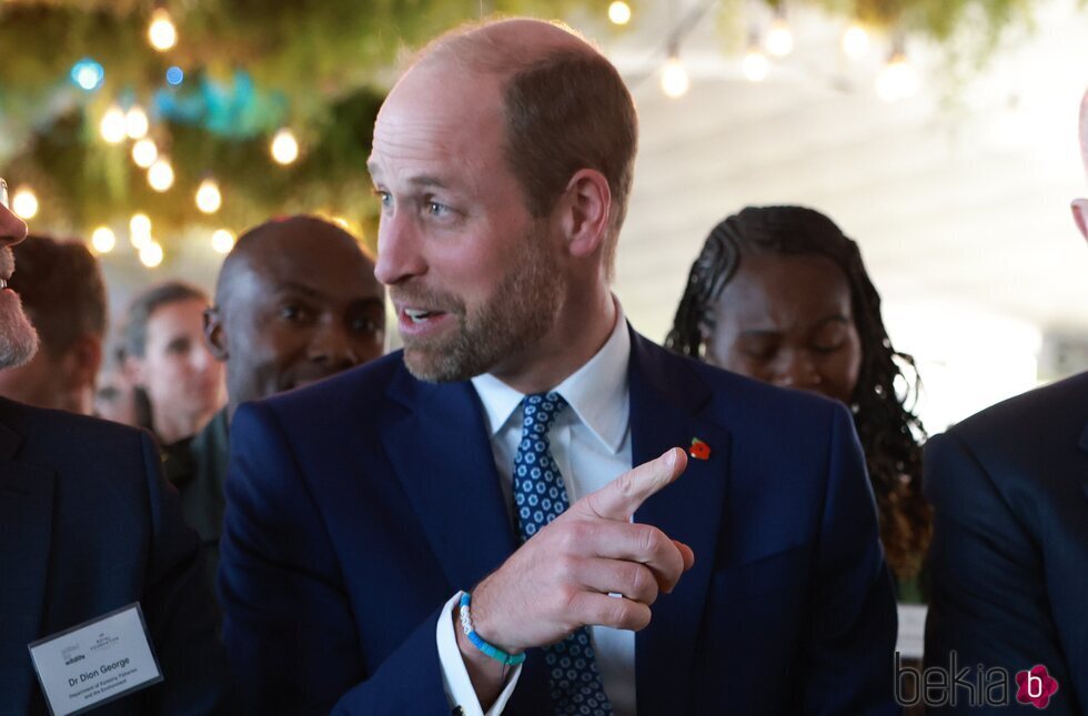 El Príncipe Guillermo con una pulsera que le regalaron sus hijos en su visita oficial a Sudáfrica