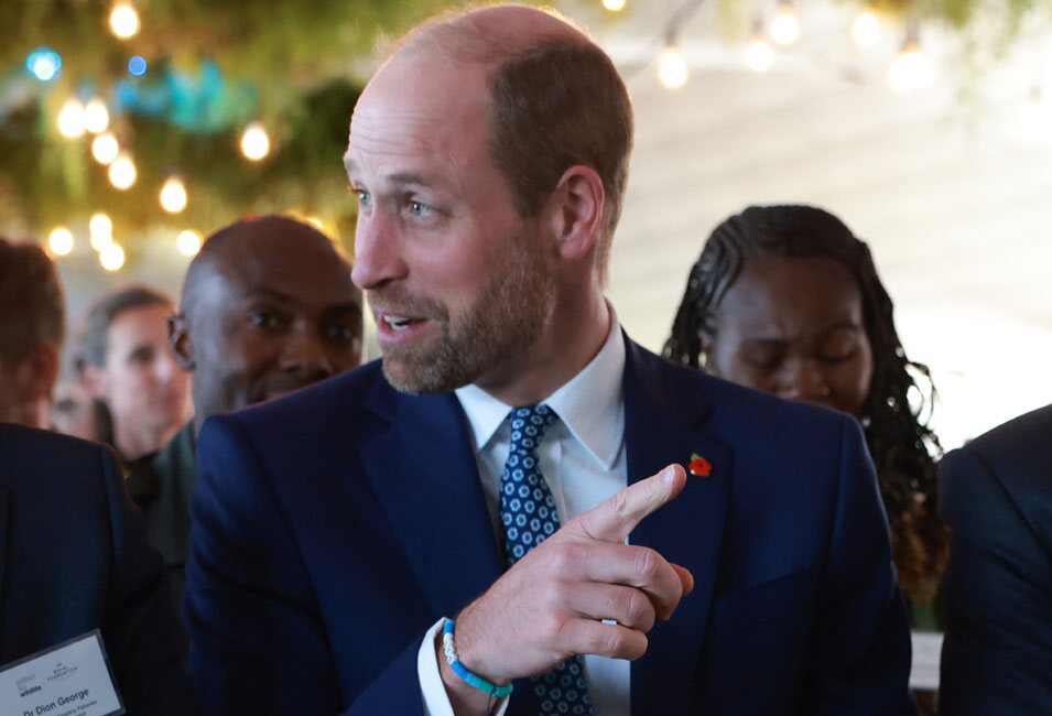 El Príncipe Guillermo con una pulsera que le regalaron sus hijos en su visita oficial a Sudáfrica