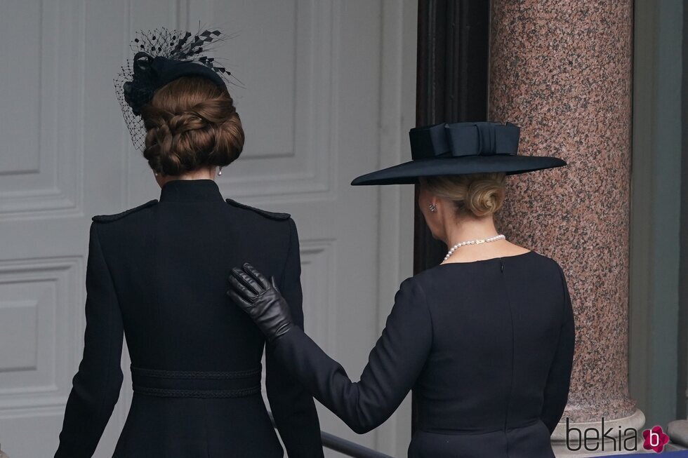 Sophie de Edimburgo, muy atenta con Kate Middleton en el Día del Recuerdo 2024