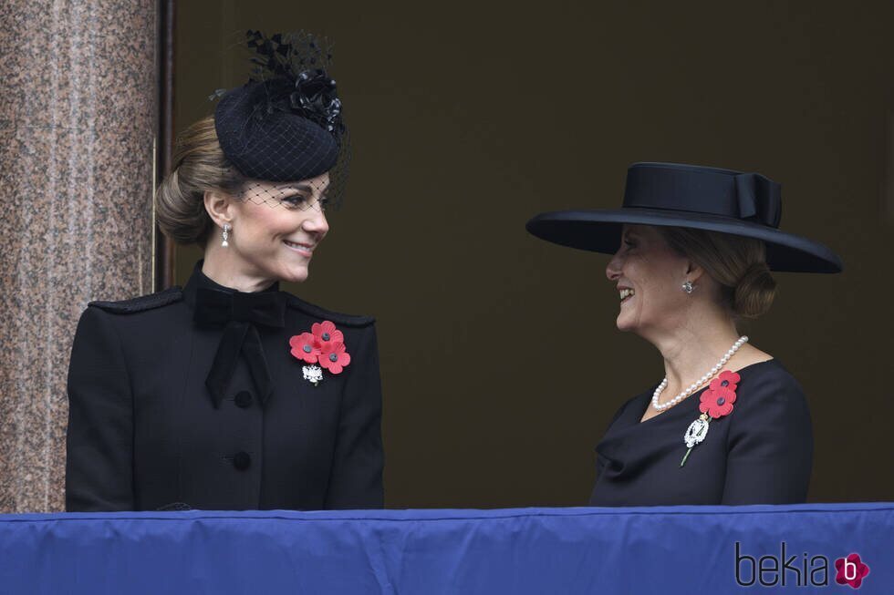 Kate Middleton y Sophie de Edimburgo se sonríen en el Día del Recuerdo 2024