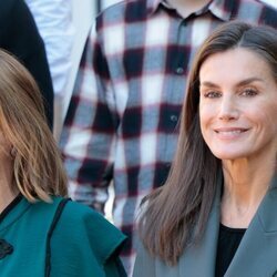 La Reina Letizia sonriente durante una audiencia en el Palacio de la Zarzuela