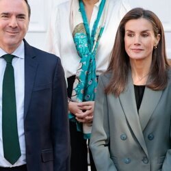 La Reina Letizia mostrando pendientes en una audiencia en el Palacio de la Zarzuela