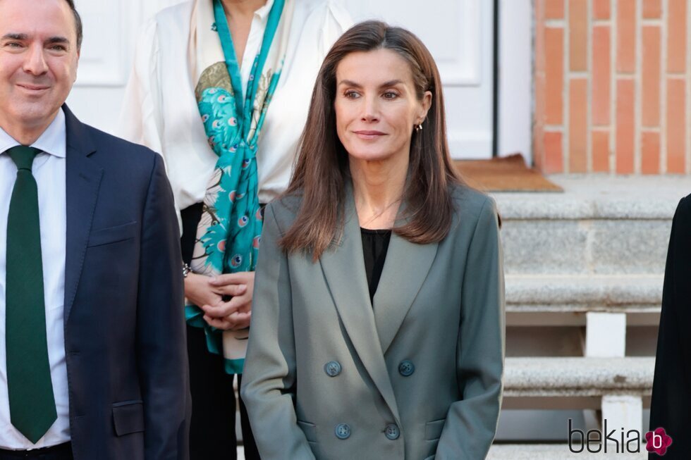 La Reina Letizia mostrando pendientes en una audiencia en el Palacio de la Zarzuela