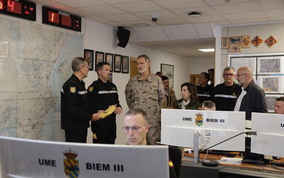 El Rey Felipe VI vestido de militar en su visita a la Base Militar Jaime I de Bétera, Valencia