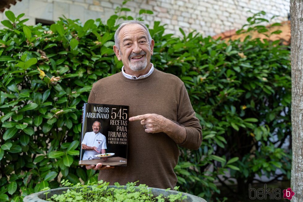 Karlos Arguiñano con su libro '545 recetas para triunfar'