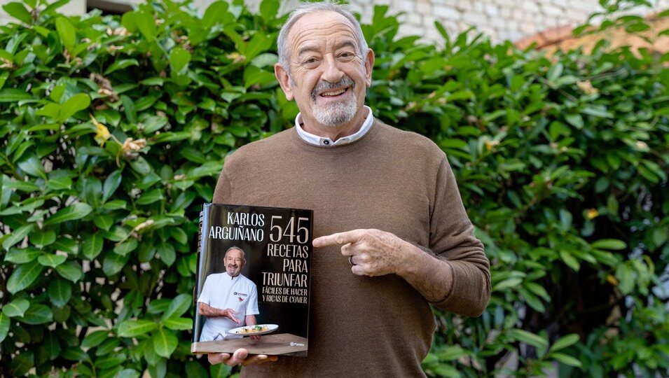 Karlos Arguiñano con su libro '545 recetas para triunfar'