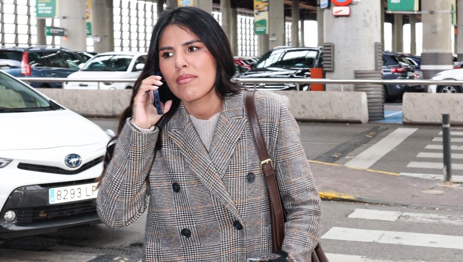 Isa Pantoja hablando por teléfono en la estación de tren