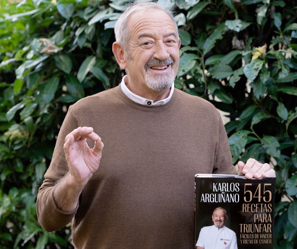 Karlos Arguiñano con su libro de recetas