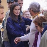 La Reina Letizia saluda a los vecinos de Chiva, en Valencia