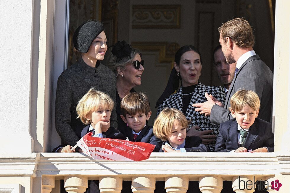 Carolina de Mónaco, Andrea Casiraghi y Tatiana Santo Domingo y su hijo Max, Pierre Casiraghi y Beatrice Borromeo y sus hijos y Balthazar Rassam