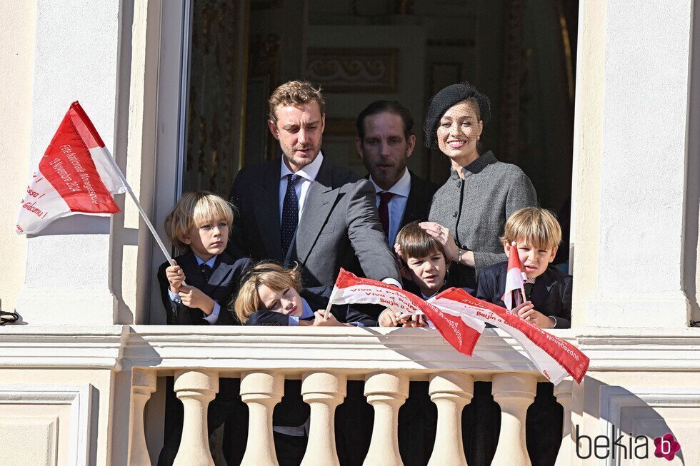 Andrea Casiraghi y su hijo Max, Pierre Casiraghi y Beatrice Borromeo y sus hijos y Balthazar Rassam en el Día Nacional de Mónaco 2024