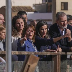 Los Reyes Felipe y Letizia observan el desastre causado por la DANA en Chiva