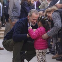 El Rey Felipe habla cariñosamente con una niña en Chiva, Valencia