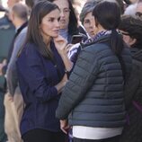 La Reina Letizia habla con el pueblo de Chiva durante su visita