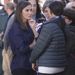 La Reina Letizia habla con el pueblo de Chiva durante su visita