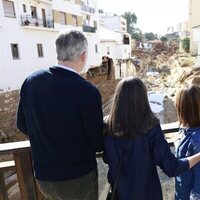 Los Reyes Felipe y Letizia observan el desastre causado por la DANA en Chiva, Valencia