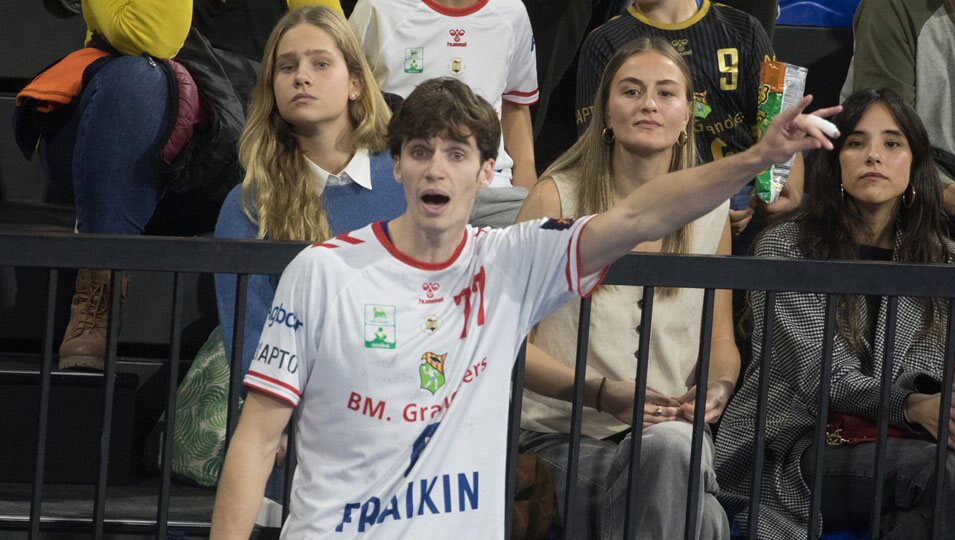 Pablo Urdangarin, Irene Urdangarin y Johanna Zott en un partido de balonmano en Granollers