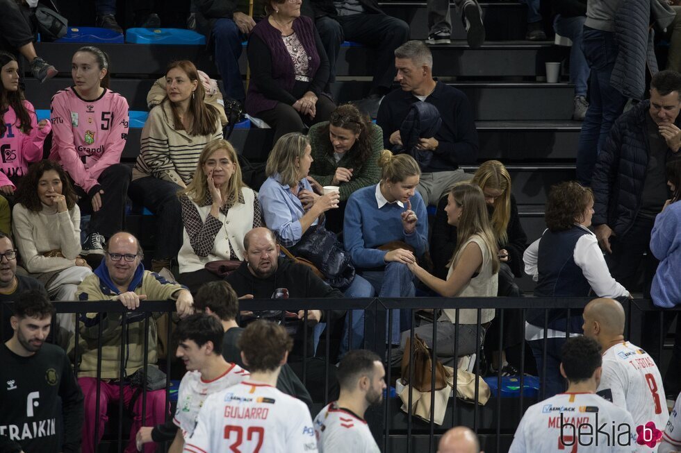 Irene Urdangarin y Johanna Zott, muy cómplices en un partido de Pablo Urdangarin en Granollers