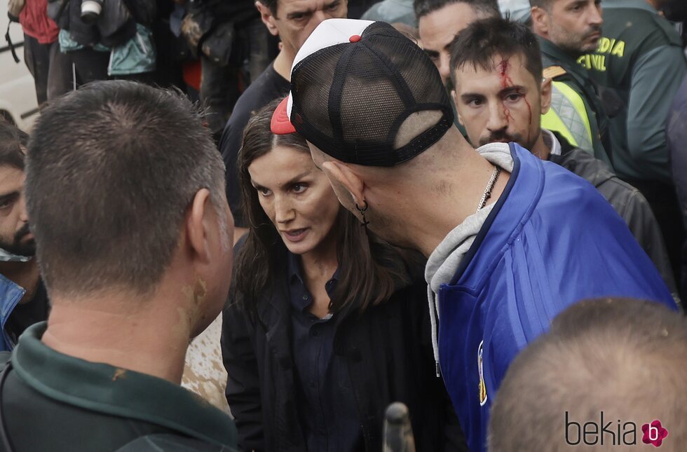 La Reina Letizia con su escolta herido en la visita de Paiporta