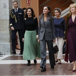 La Reina Letizia con Isabel Díaz Ayuso y María Rey en los premios de la Asociación de la Prensa