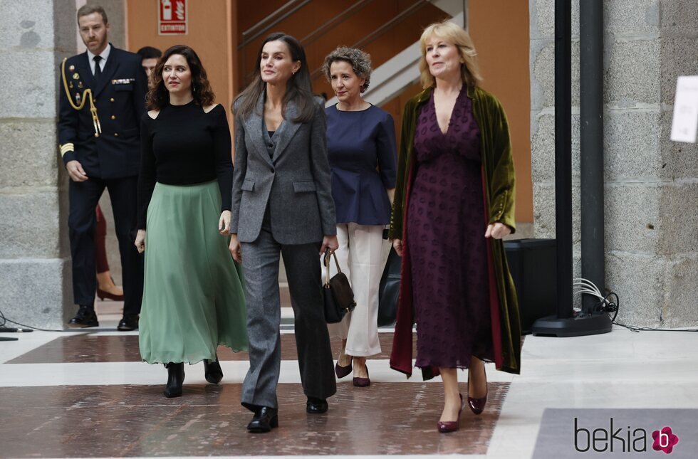 La Reina Letizia con Isabel Díaz Ayuso y María Rey en los premios de la Asociación de la Prensa