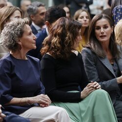 La Reina Letizia hablando con Isabel Díaz Ayuso en los premios de la Asociación de la Prensa