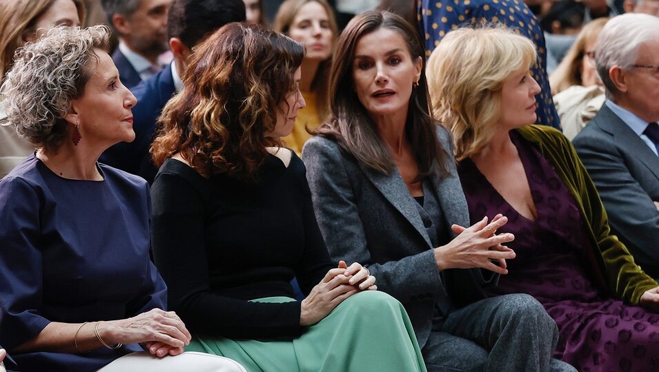 La reina Letizia hablando con Isabel Díaz Ayuso en los premios de la Asociación de Prensa