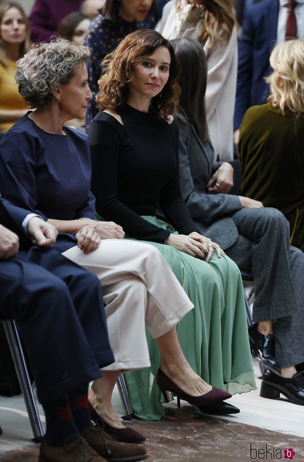 Isabel Díaz Ayuso con la Reina Letizia mirando hacia otro lado en los premios de la Asociación de la Prensa