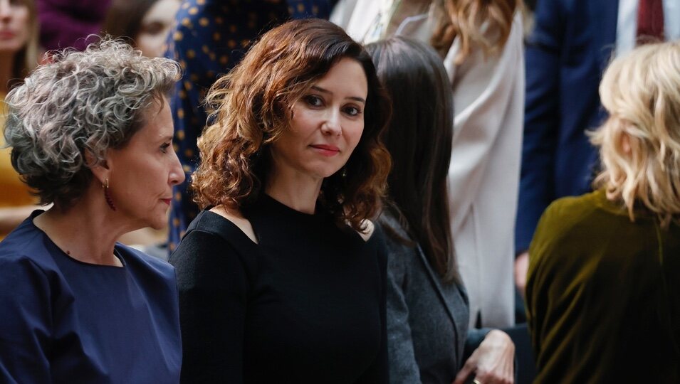 Isabel Díaz Ayuso con la Reina Letizia mirando hacia otro lado en los premios de la Asociación de la Prensa