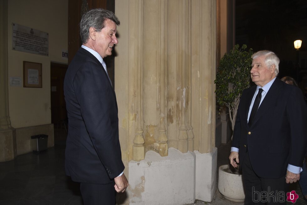 El saludo del Duque de Alba y Cayetano Martínez de Irujo en la misa funeral de su madre