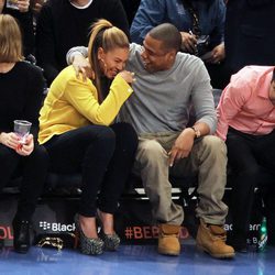 Beyoncé y Jay Z, muy enamorados en un partido de baloncesto