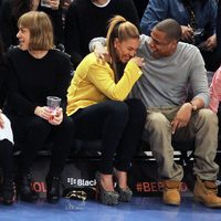 Beyoncé y Jay Z, muy enamorados en un partido de baloncesto