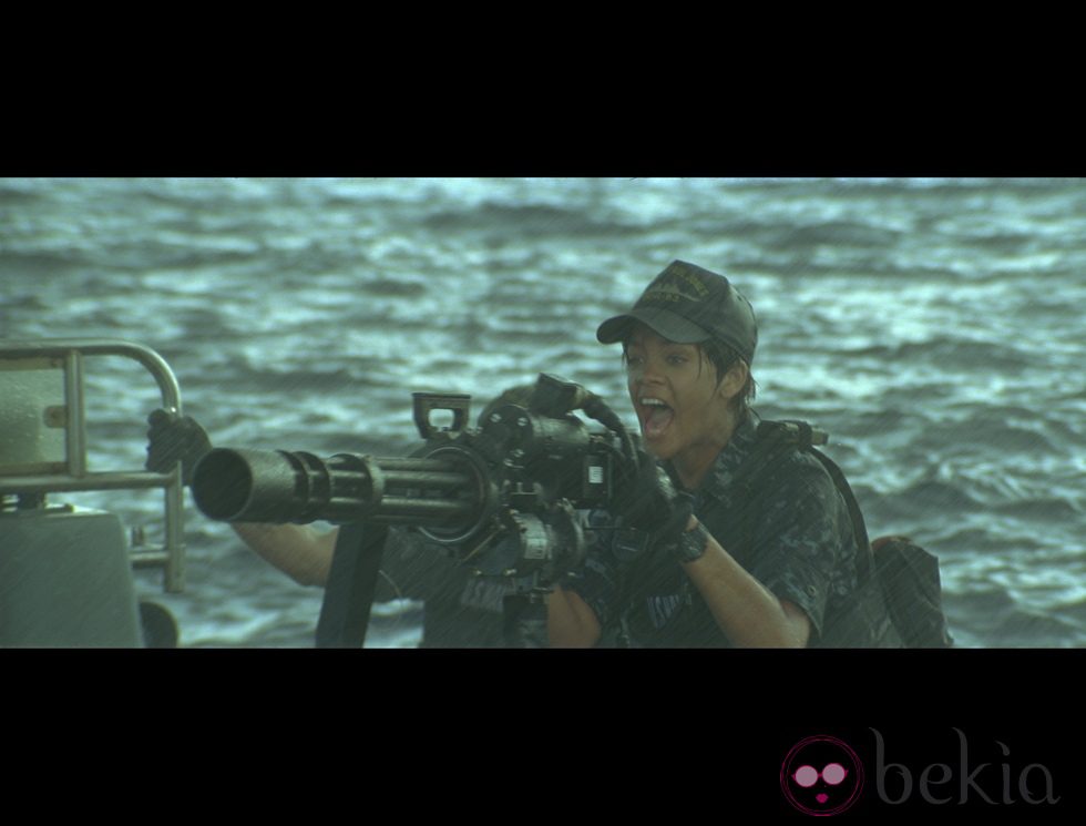 Rihanna en una escena de acción en la película 'Battleship'