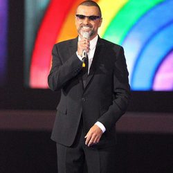 George Michael en los premios Brit 2012