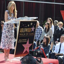 Jennifer Aniston dando un discurso de agradecimiento