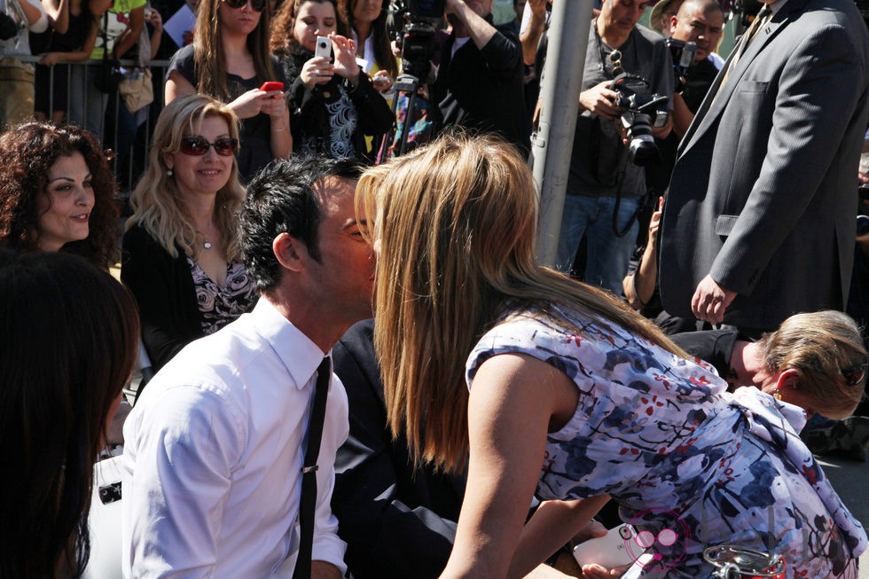 Jennifer Aniston besa a su novio Justin Theroux