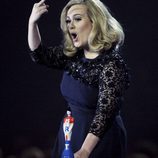 La 'peineta' de Adele en los premios Brit 2012