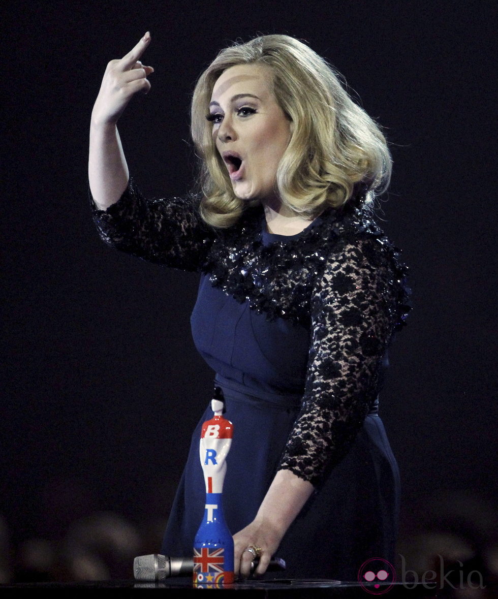 La 'peineta' de Adele en los premios Brit 2012