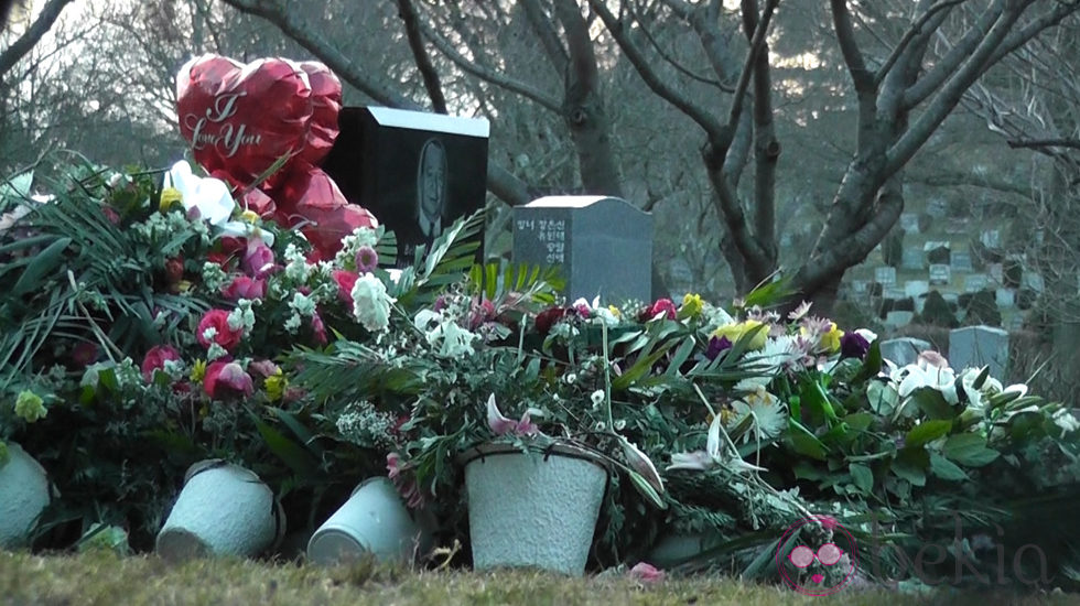 Tumba de Whitney Houston cubierta por completo de flores