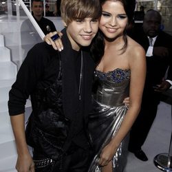 Selena Gomez y Justin Bieber posan para los medios muy agarraditos