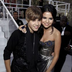 Selena Gomez y Justin Bieber posan para los medios muy agarraditos