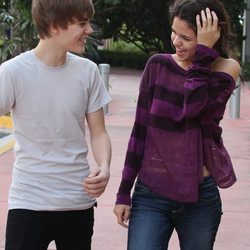 Justin Bieber y Selena Gomez muy sonrientes dando un paseo