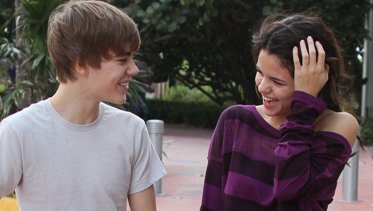 Justin Bieber y Selena Gomez muy sonrientes dando un paseo