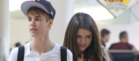 Justin Bieber y Selena Gomez cogidos de la mano en el aeropuerto