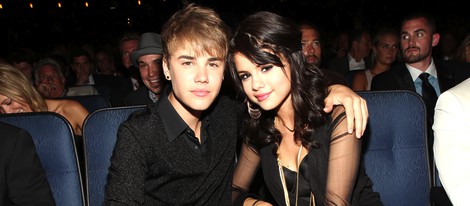 Justin Bieber y Selena Gomez en una entrega de premios