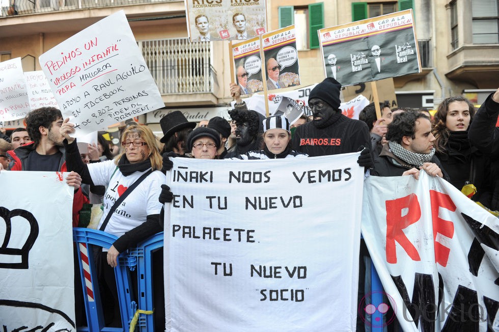 Protestas contra Iñaki Urdangarín frente a los juzgados de Palma de Mallorca