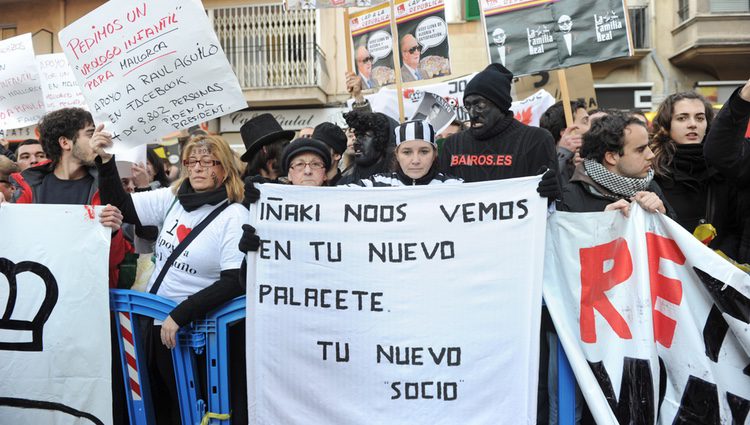 Protestas contra Iñaki Urdangarín frente a los juzgados de Palma de Mallorca