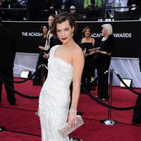 Milla Jovovich en la alfombra roja de los Oscar 2012